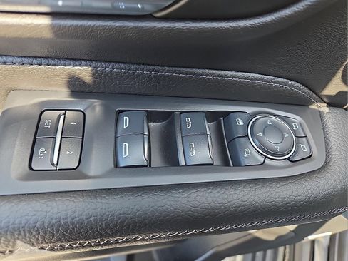 Used 2024 GMC Yukon XL Denali AWD/4WD image 16