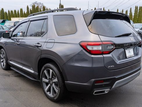 Used 2024 Honda Pilot Touring image 10