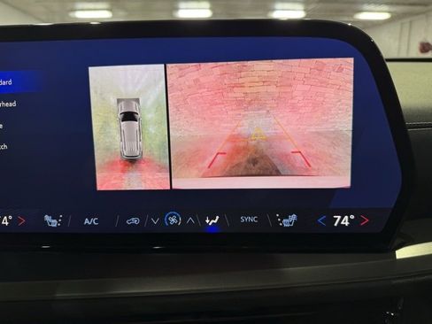 Used 2025 Chevrolet Traverse LT w/ Enhanced Driving Package image 9