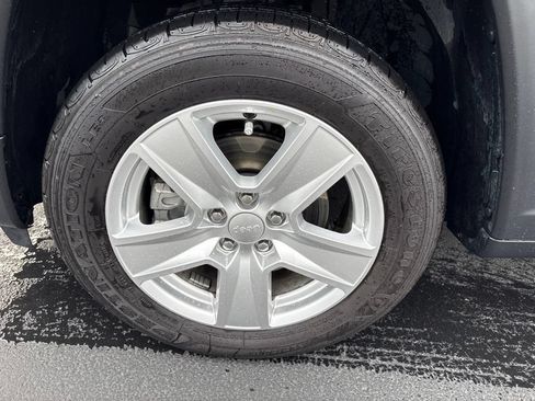 Used 2022 Jeep Compass Latitude AWD/4WD image 9