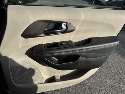 Used 2024 Chrysler Pacifica Touring-L image 14