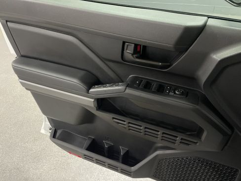 Certified 2025 Toyota Tacoma SR5 AWD/4WD image 14