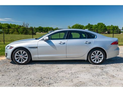 Used 2017 Jaguar XF Premium image 6