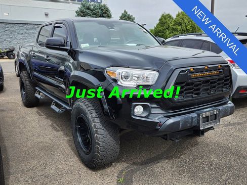 Used 2020 Toyota Tacoma SR5 AWD/4WD image 3