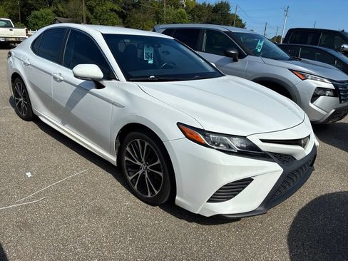 Used 2018 Toyota Camry SE w/ Convenience Package FWD image 2