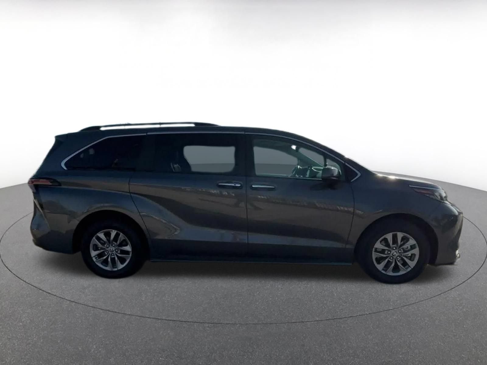 Used 2025 Toyota Sienna XLE FWD image 15