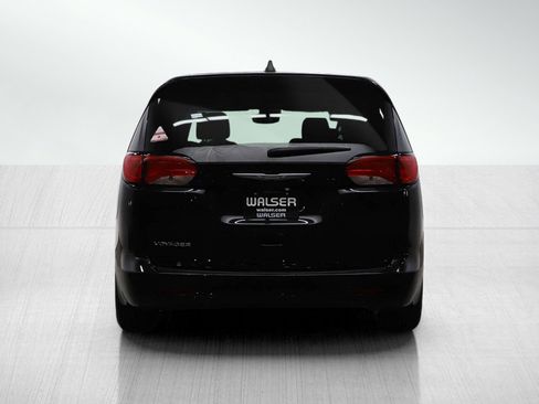 Used 2024 Chrysler Voyager LX image 4