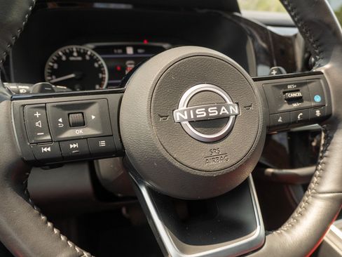 Used 2025 Nissan Pathfinder SL FWD image 31