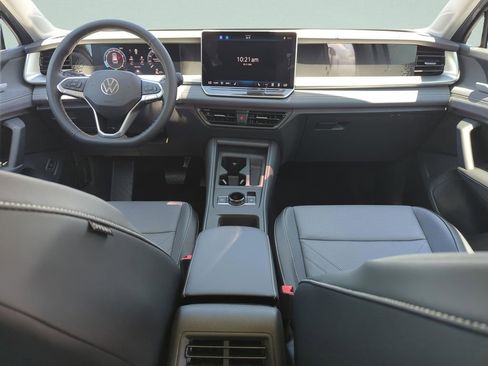 New 2026 Volkswagen Tiguan SE FWD image 21