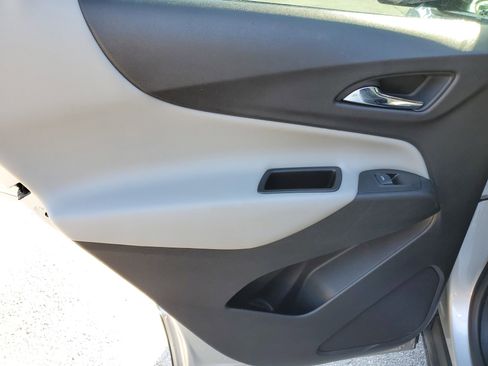 Used 2021 Chevrolet Equinox LS image 8