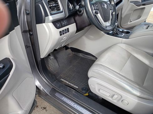 Used 2018 Toyota Highlander Limited Platinum AWD/4WD image 18