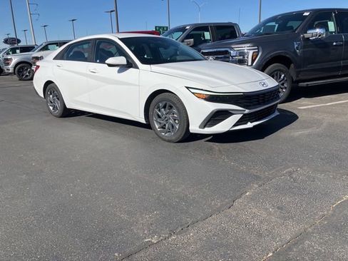 Used 2024 Hyundai Elantra SEL FWD image 1