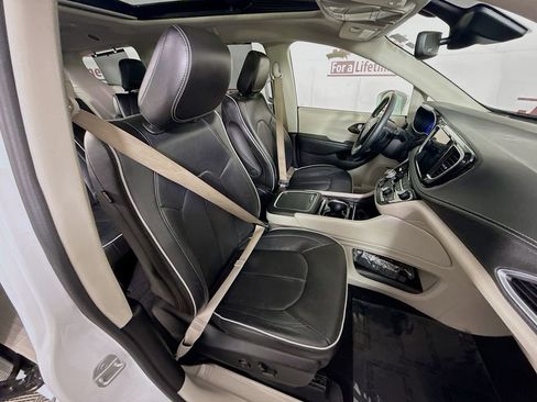 Used 2022 Chrysler Pacifica Limited FWD image 36