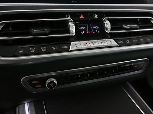 Used 2022 BMW X7 xDrive40i w/ Premium Package image 13