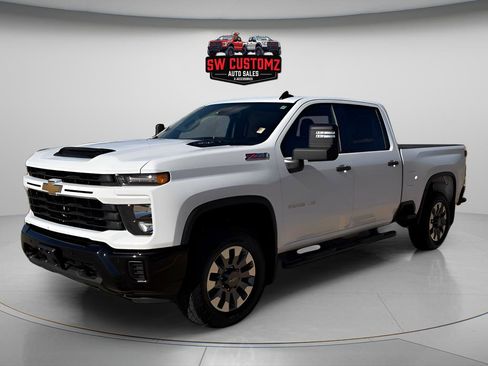Used 2025 Chevrolet Silverado 2500 Custom w/ Custom Value Package image 3