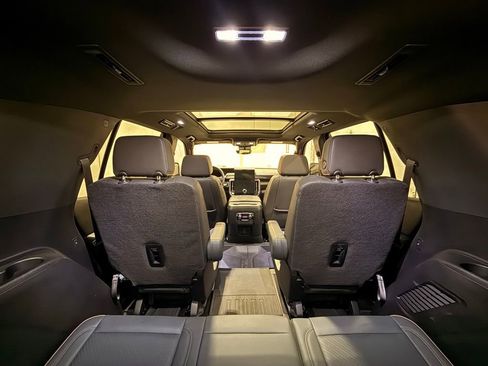 Used 2025 GMC Yukon AT4 w/ AT4 Premium Package AWD/4WD image 34