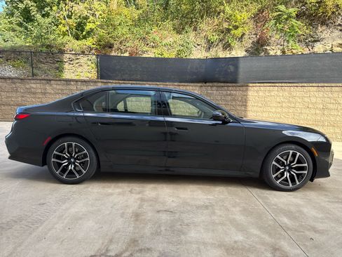 Used 2026 BMW 740i xDrive w/ Premium Package AWD/4WD image 7