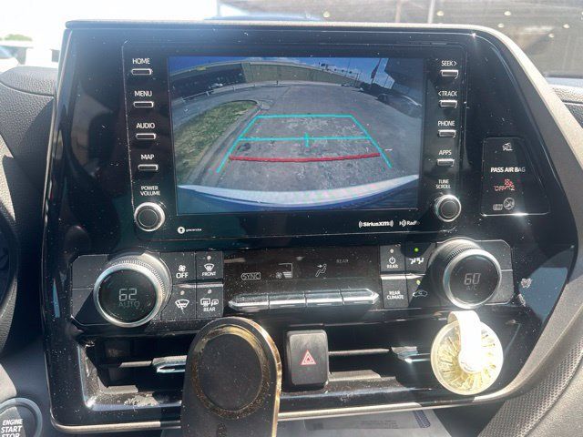 Used 2021 Toyota Highlander LE FWD image 9