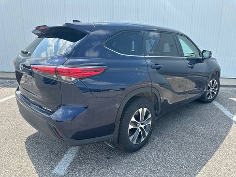 Used 2023 Toyota Highlander XLE AWD/4WD image 7