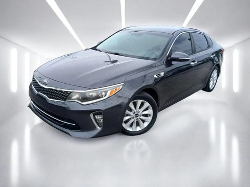 Used 2018 Kia Optima S FWD image 2
