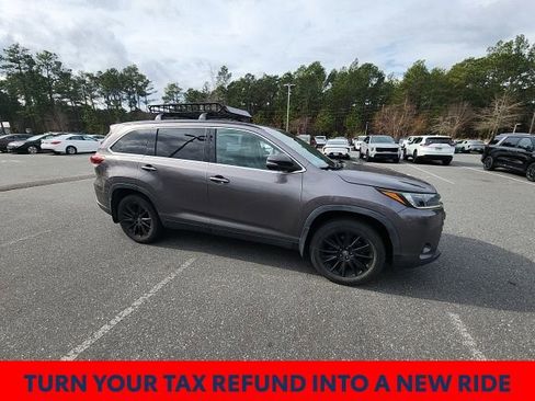 Used 2019 Toyota Highlander SE image 17
