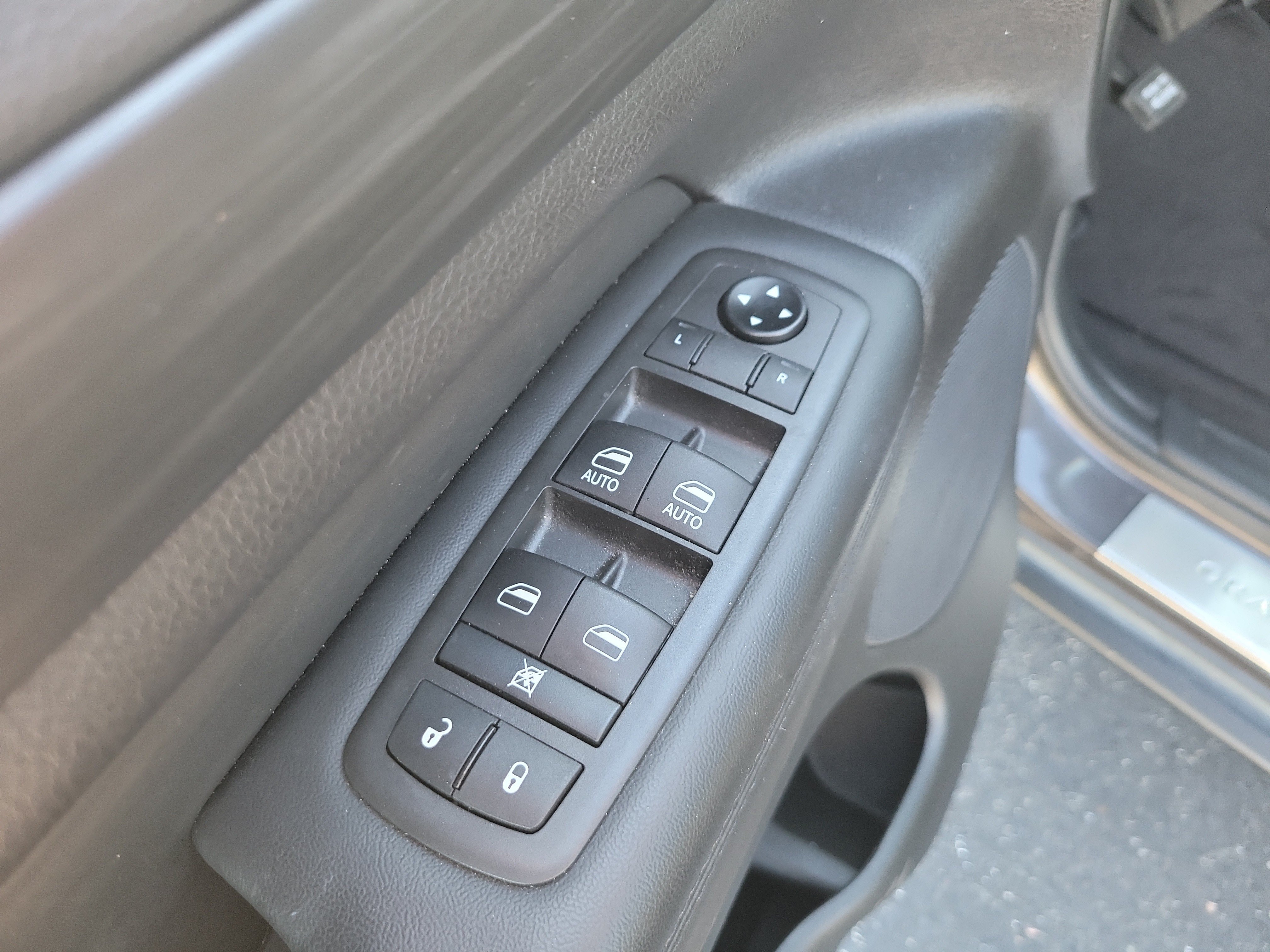 Used 2021 Jeep Grand Cherokee Laredo AWD/4WD image 16