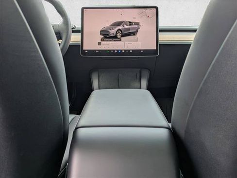 Used 2024 Tesla Model Y Long Range AWD/4WD image 17