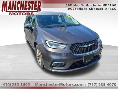 Used 2023 Chrysler Pacifica Limited w/ Uconnect Theater Family Group