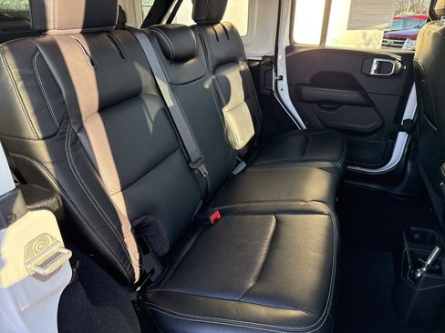 Used 2018 Jeep Wrangler Unlimited Sahara image 17