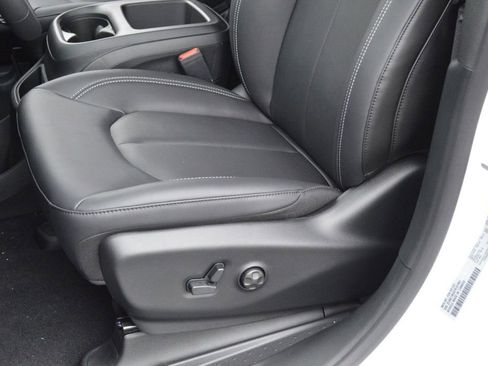 New 2026 Chrysler Pacifica Select image 11