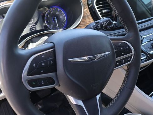 Used 2023 Chrysler Pacifica Limited FWD image 6