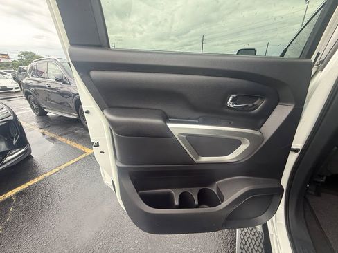 Used 2018 Nissan Titan SV w/ SV Convenience Package AWD/4WD image 18
