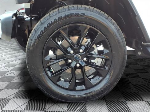 Used 2025 Jeep Wrangler Sahara image 10