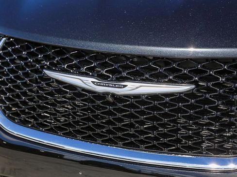 Used 2023 Chrysler Pacifica Limited image 6