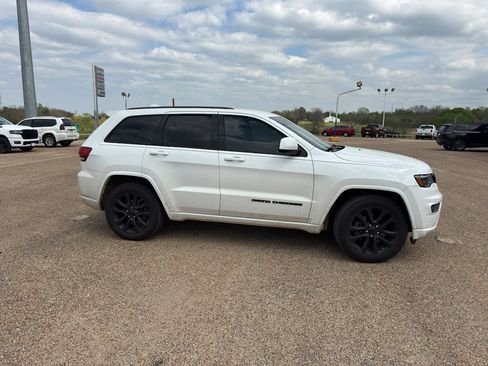 Used 2020 Jeep Grand Cherokee Altitude image 4