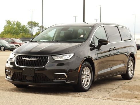 Used 2023 Chrysler Pacifica Touring-L FWD image 3