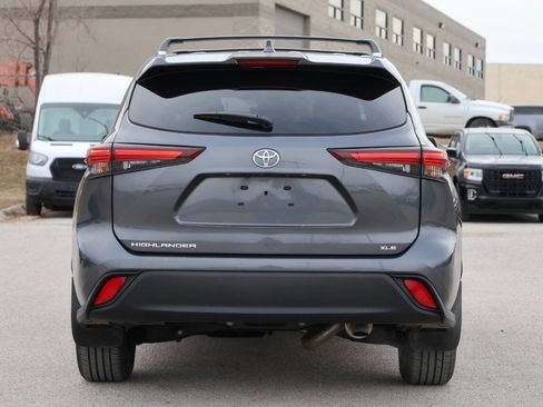 Used 2025 Toyota Highlander XLE image 10