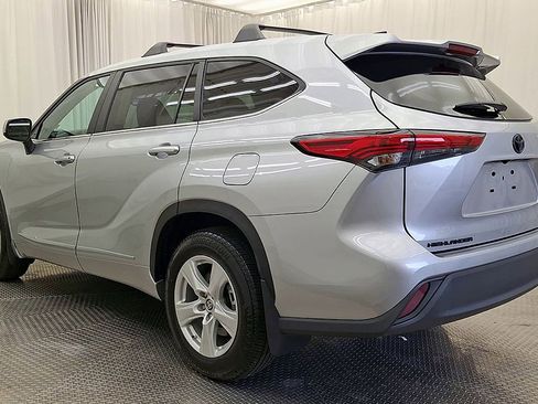 Used 2023 Toyota Highlander LE FWD image 9