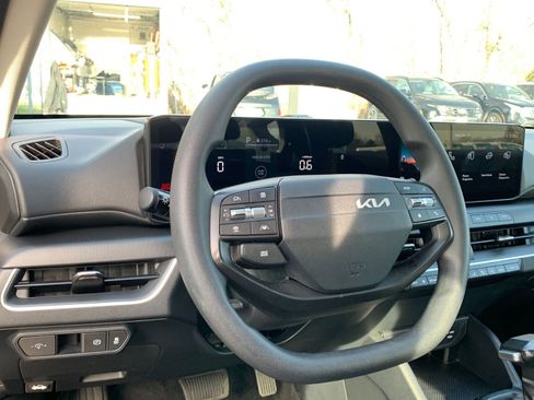 Used 2025 Kia K4 LXS image 32