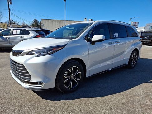 New 2026 Toyota Sienna Platinum image 2