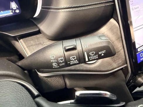 Used 2025 Jeep Grand Cherokee Limited AWD/4WD image 35