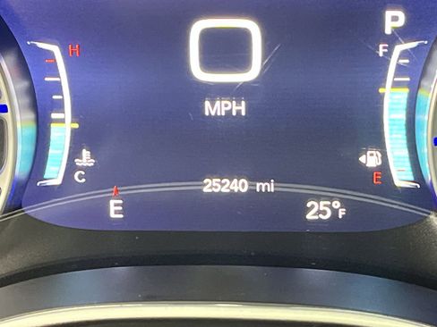 Used 2025 Chrysler Pacifica Select image 15