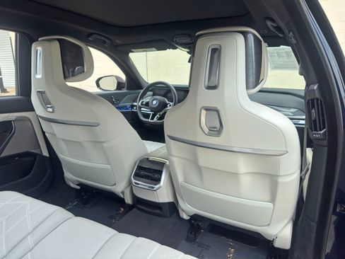 Used 2023 BMW i7 xDrive60 AWD/4WD image 52