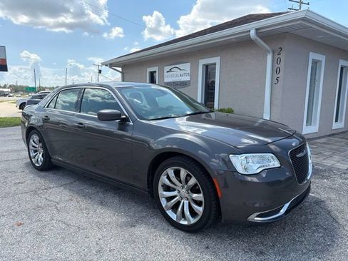 Used 2017 Chrysler 300 Limited RWD image 3