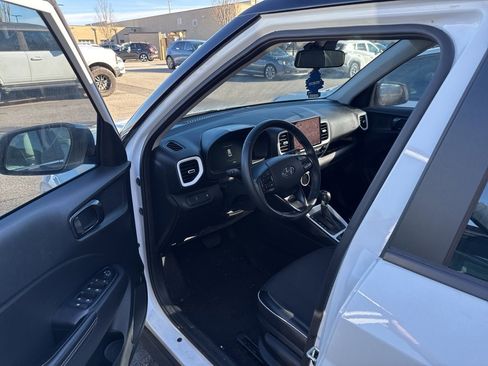 Used 2023 Hyundai Venue Limited image 11