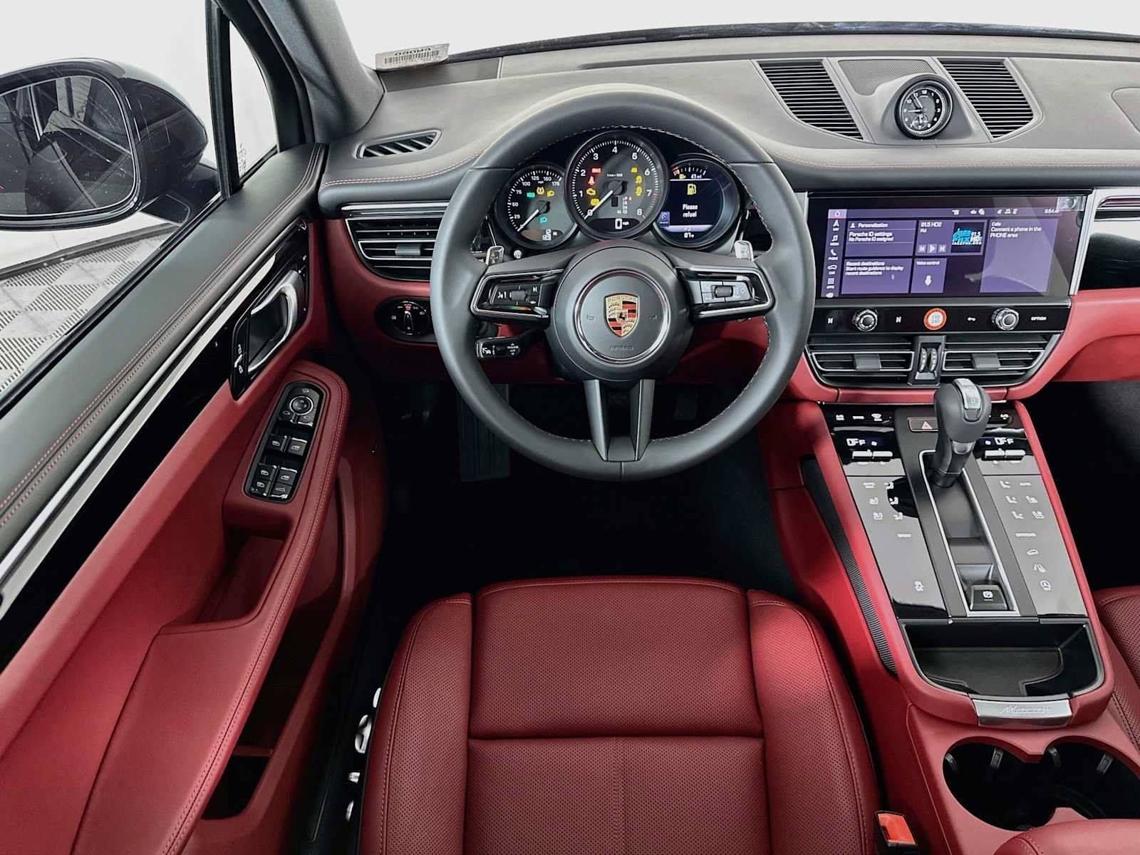 Certified 2025 Porsche Macan AWD/4WD image 24