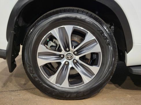 Used 2023 Toyota Highlander XLE FWD image 17