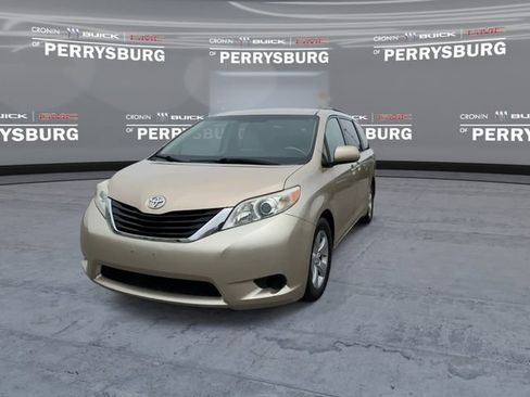 Used 2012 Toyota Sienna LE w/ Towing Pkg FWD image 3