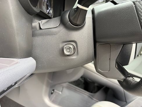 Used 2023 Toyota Sienna Limited image 14