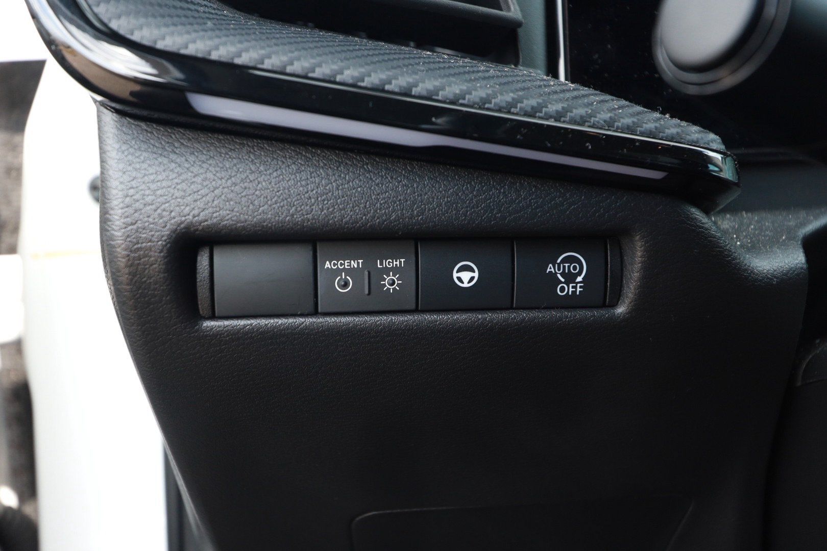 Used 2025 Nissan Kicks SR w/ Interior Electronics Package FWD image 17